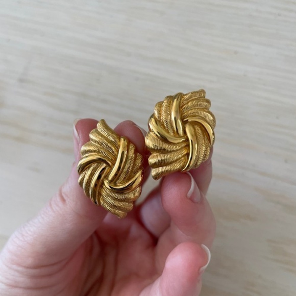 Vintage Napier Gold Tone Textured Scroll Knot Clip On Earrings Statement Jewelry